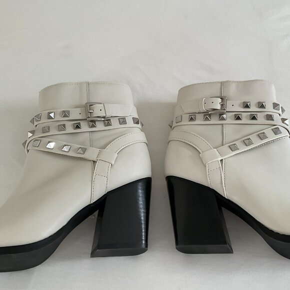 Steve Madden White Leather Cala Studded ankle boot / Size 7.5 / New w/o Box - Picture 2 of 7